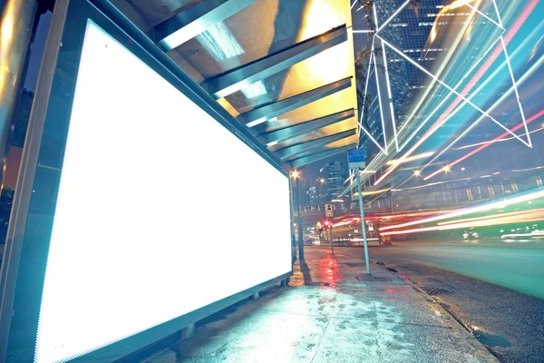 Publicidade de exibição branca com tráfego à noite — Fotografia de Stock