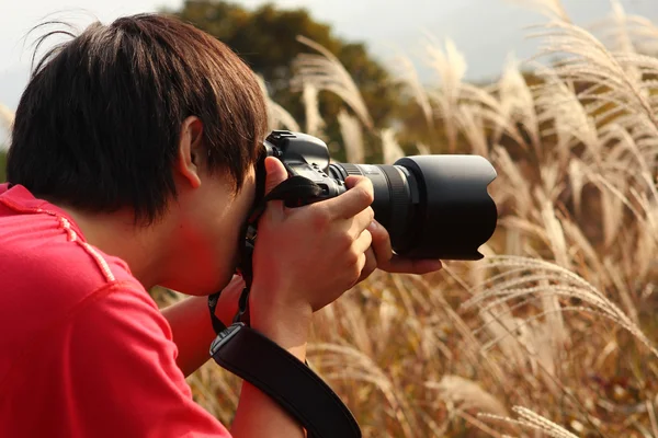 Fotograaf fotograferen op het platteland — Stockfoto