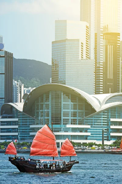 Вітрильник плавання в Hong Kong гавані — стокове фото