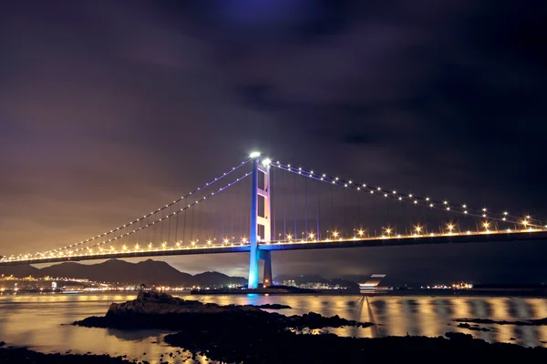 Tsing μα γέφυρα στο Χονγκ Κονγκ το βράδυ — Φωτογραφία Αρχείου
