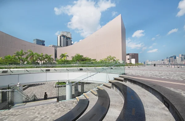 Αρχιτεκτονική δομή του Χονγκ Κονγκ Πολιτιστικό κέντρο πάνω από το μπλε sk — Φωτογραφία Αρχείου