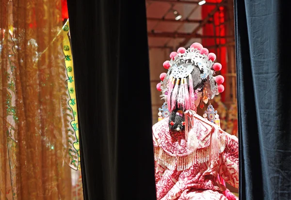 무대를 관리하는 중국 인형 오페라 — 스톡 사진