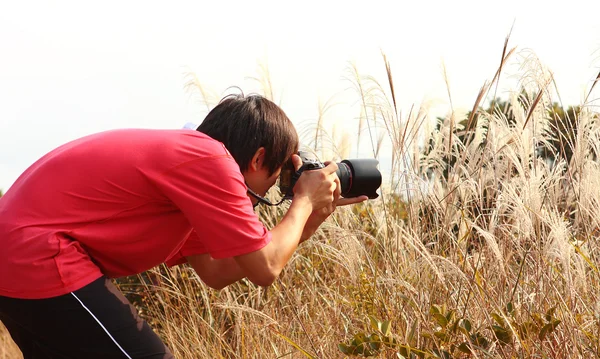 Fotoğrafçı kırsal kesimde fotoğraf çekiyor. — Stok fotoğraf