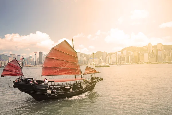 Barca spazzatura con turisti a Hong Kong Victoria Harbour — Foto Stock