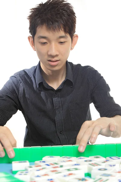 El hombre chino juega Mahjong, juego tradicional de China . —  Fotos de Stock