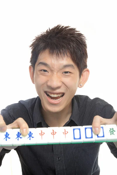 El hombre chino juega Mahjong, juego tradicional de China . — Foto de Stock