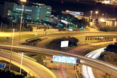 çevre yolu ile modern şehir içinde araba hafif gece.