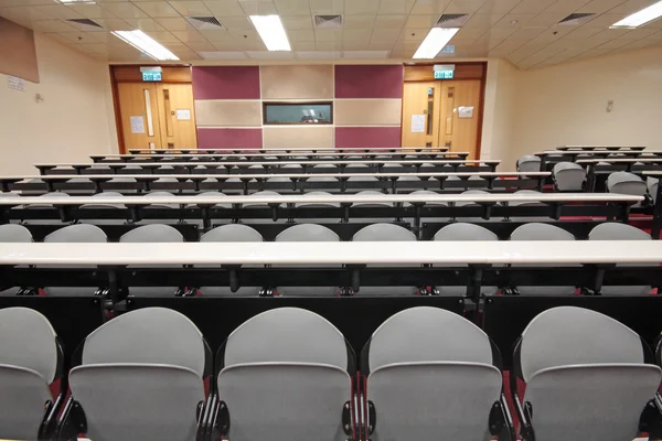 Пустой зал для презентации с серыми креслами — стоковое фото