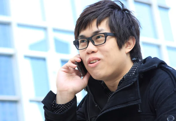Ασιατικός επιχειρησιακός άνθρωπος χρησιμοποιώντας ένα κινητό τηλέφωνο — Φωτογραφία Αρχείου