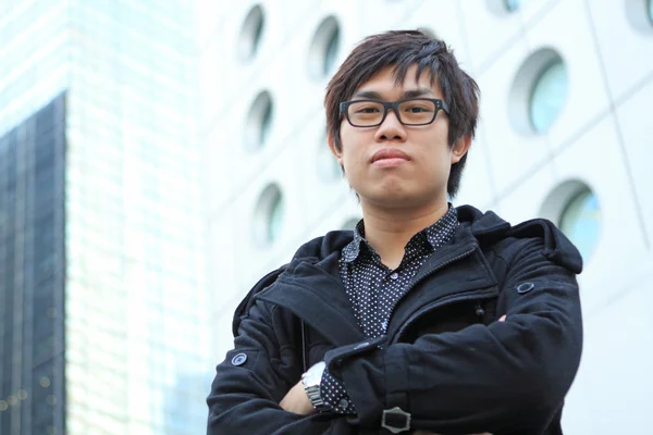 Aziatisch mens stand in de voorkant van het gebouw — Stockfoto