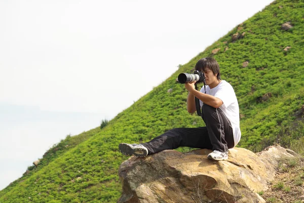 Asian man taking photo — Stock Photo, Image