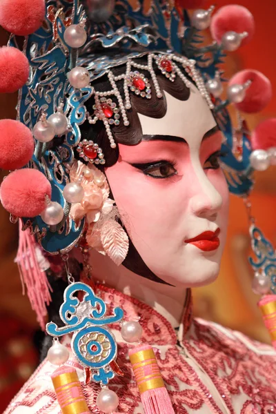 Maniquí de ópera china y tela roja como espacio de texto, es un juguete, no — Foto de Stock