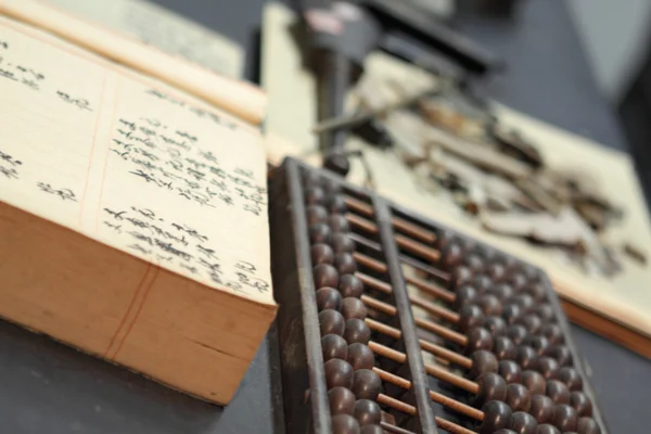 Abacus en boek op de tafel in een chinese oude winkel — Stockfoto