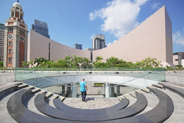 Αρχιτεκτονική δομή του Χονγκ Κονγκ Πολιτιστικό κέντρο πάνω από το μπλε sk — Φωτογραφία Αρχείου
