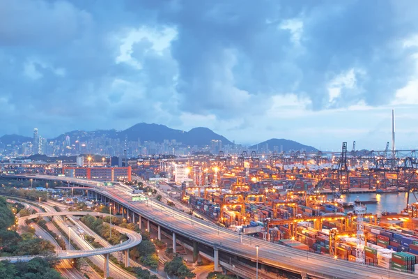 Puente de transporte de Hong Kong, muelle de contenedores . — Foto de Stock