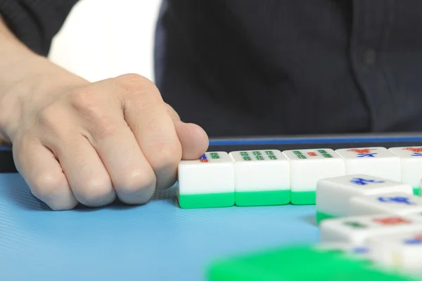 Kinesisk man spela mahjong, traditionella Kina gamble. — Stockfoto