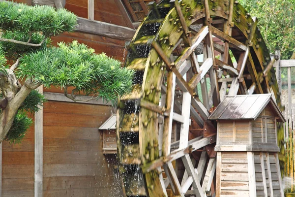 Водяное колесо на старой мельнице в лесу — стоковое фото
