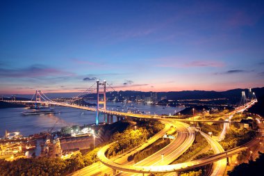 hong Kong'daki tsing ma bridge güzel gece manzaraları.