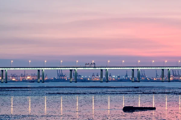 香港及公路桥梁和货柜码头的日落 — 图库照片