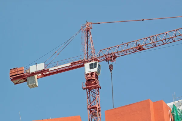 Grúa de construcción en el sitio de construcción, en un cielo despejado —  Fotos de Stock