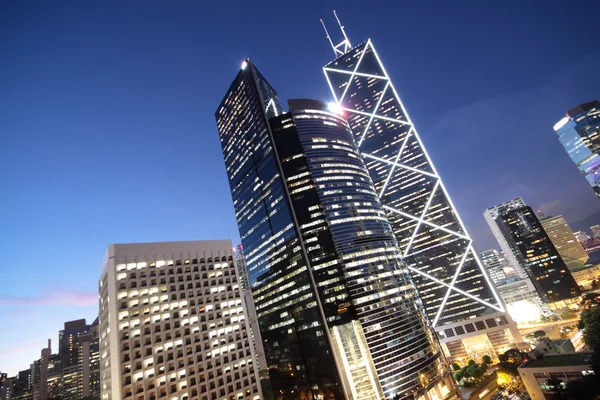 Edifício de escritórios à noite em Hong Kong — Fotografia de Stock