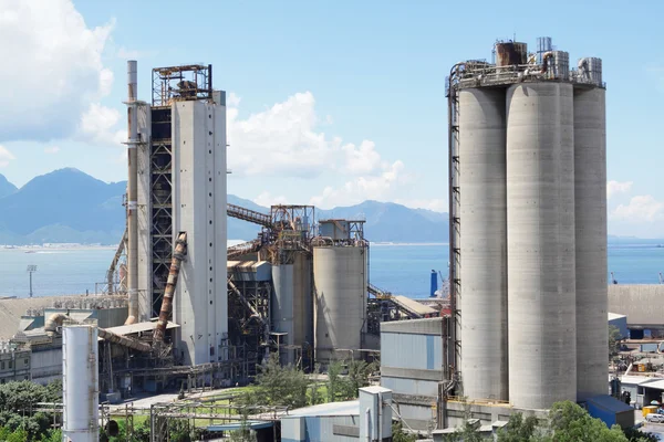 Cement plant, betonové nebo cement factory, těžký průmysl nebo const — Stock fotografie