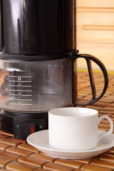 Kaffeemaschine und Tasse — Stockfoto