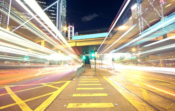 밤에는 금융 도시의 교통 — 스톡 사진