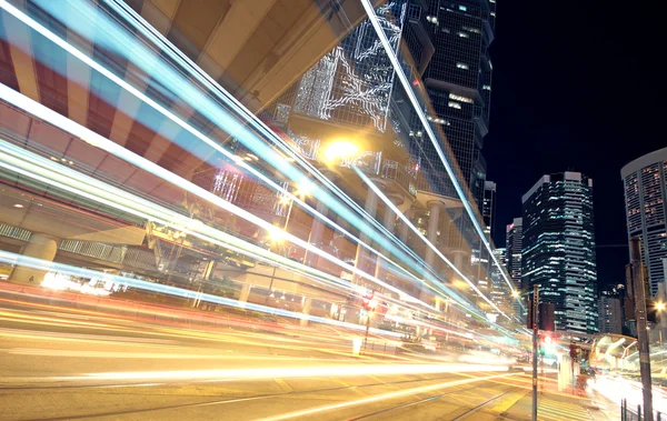 Verkehr in Finanzstädten in der Nacht — Stockfoto