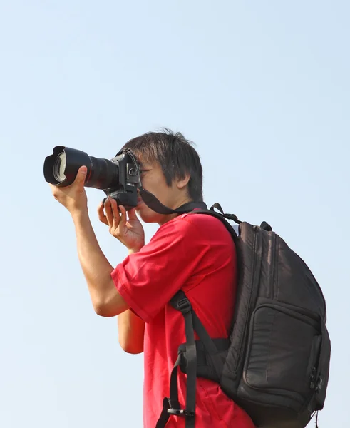 Азиатский мужчина фотографирует — стоковое фото