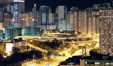 Gece vakti Hong Kong şehir merkezinde.