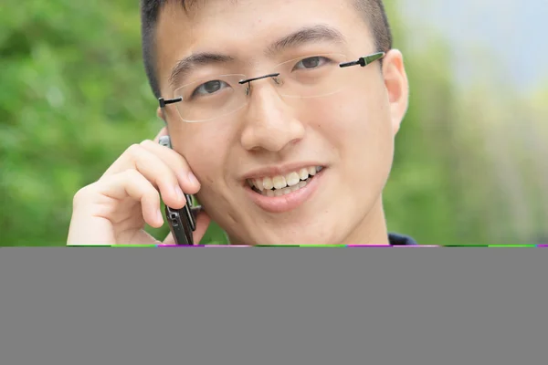 Asya adam telefonda konuşurken — Stok fotoğraf