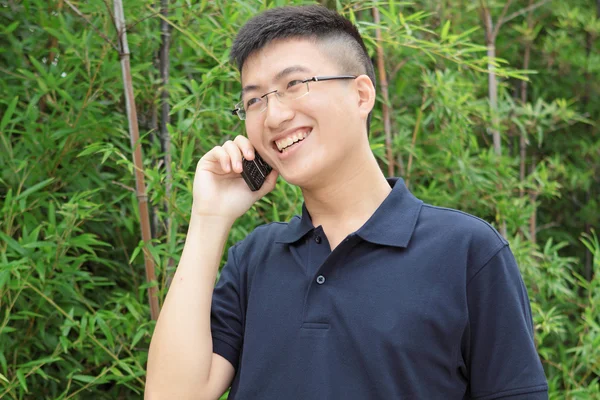 Азіатський чоловік говорить по телефону — стокове фото