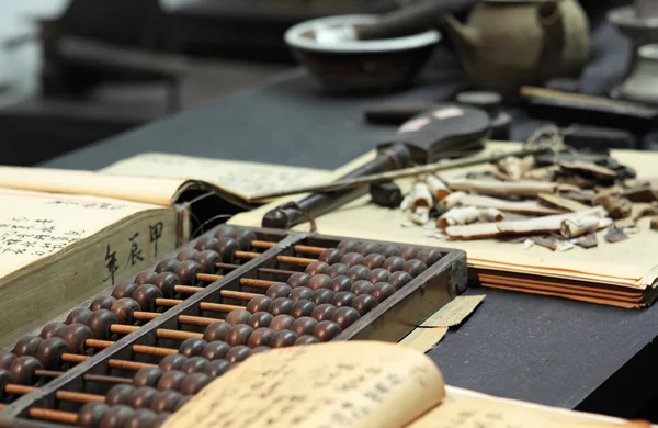 Abacus y libro sobre la mesa en una vieja tienda china —  Fotos de Stock