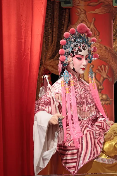 Čínská opera figuríny a červenou látkou jako prostor pro text, není hračka, — Stock fotografie