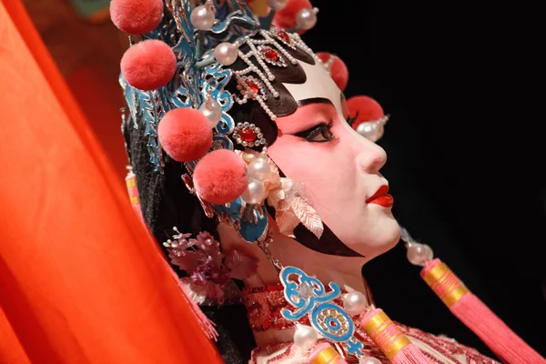 Çin opera kukla ve kırmızı bez metin alanı, o bir oyuncak değil. — Stok fotoğraf