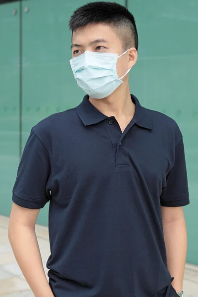 Homem usar máscara ao ar livre — Fotografia de Stock
