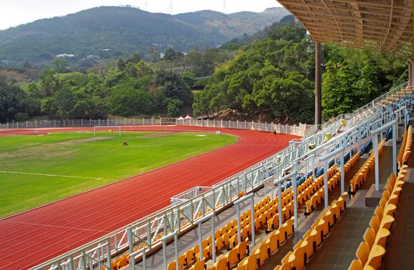 Landschaft aus Trainer und Reservebänken mit Sitzplätzen im Fußballstadion — Stockfoto