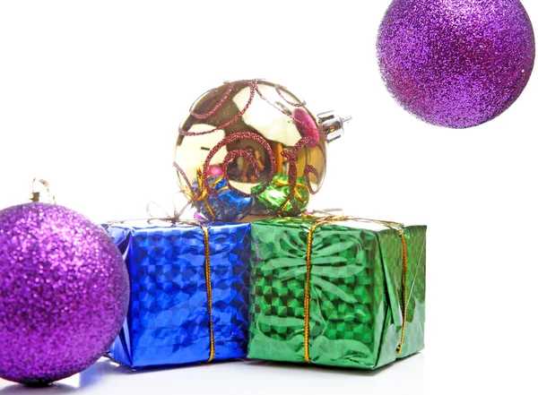 Hermosos regalos con arcos de oro y bola de Navidad —  Fotos de Stock