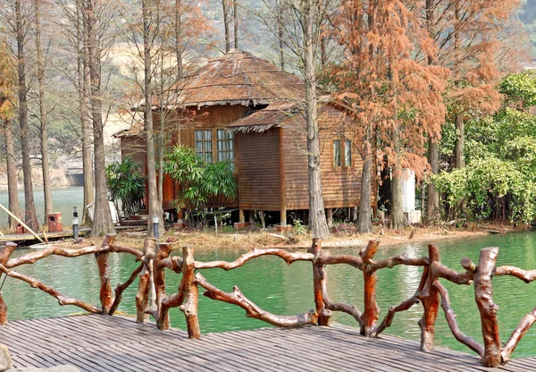 Casa di legno su acqua — Foto Stock