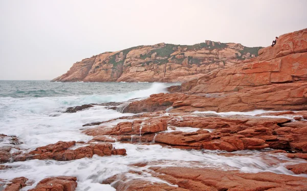 Litorale roccioso del mare e acqua offuscata — Foto Stock