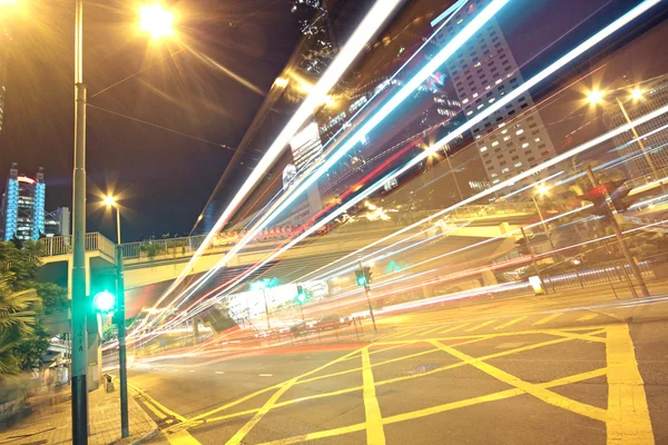 Traffico nella finanza urbana di notte — Foto Stock