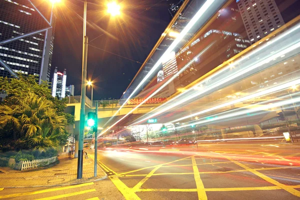 Noche de tráfico ocupado en finanzas urbanas — Foto de Stock