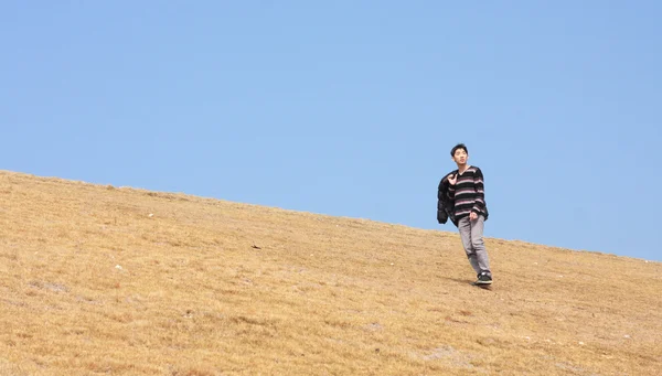 Homme marchant sur la montagne — Photo