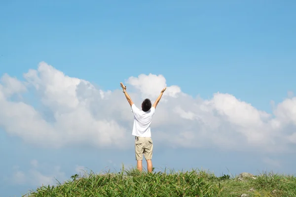 Встреча на небе. Человек на высокой горе с поднятыми руками — стоковое фото