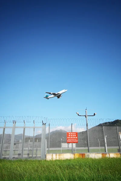 Airplane flying — Stock Photo, Image