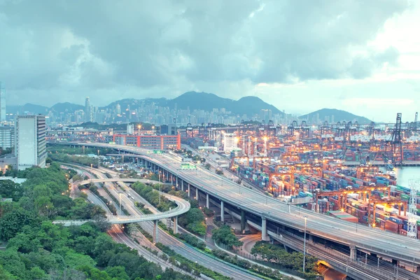 香港でのコンテナー ターミナルといしきり橋 — ストック写真