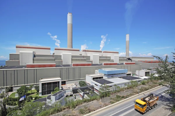Kolengestookte elektriciteitscentrale en auto verplaatsen — Stockfoto