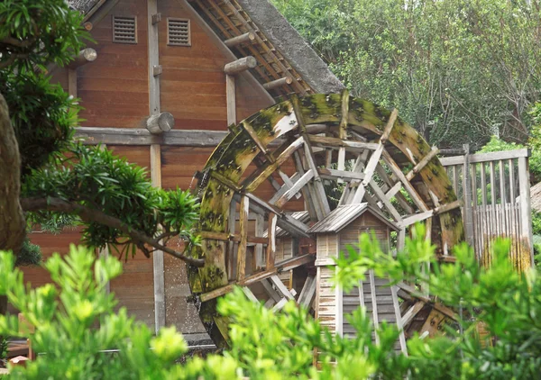 Waterrad op oude koren molen in bos — Stockfoto