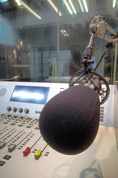 Μικρόφωνο μπροστά από τον πίνακα ελέγχου των ραδιοτηλεοπτικών στούντιο — Φωτογραφία Αρχείου